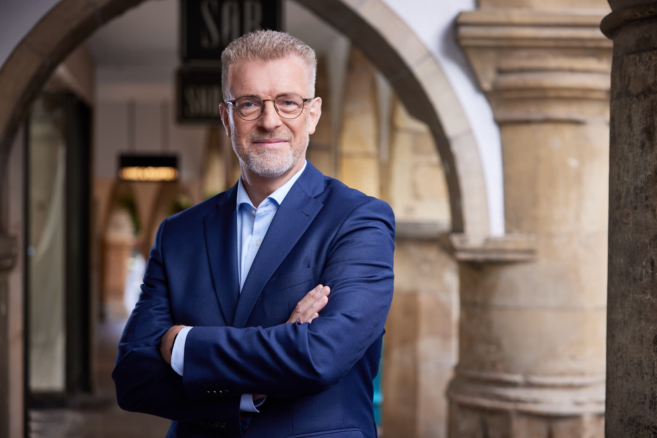 Prof. Dr. Andreas Koenen unter den Arkaden vor der Kanzlei